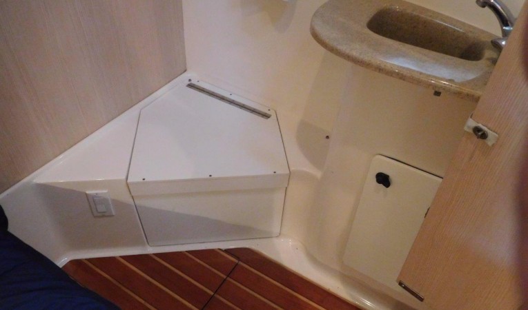 40 Tiara Mid-Cabin Head