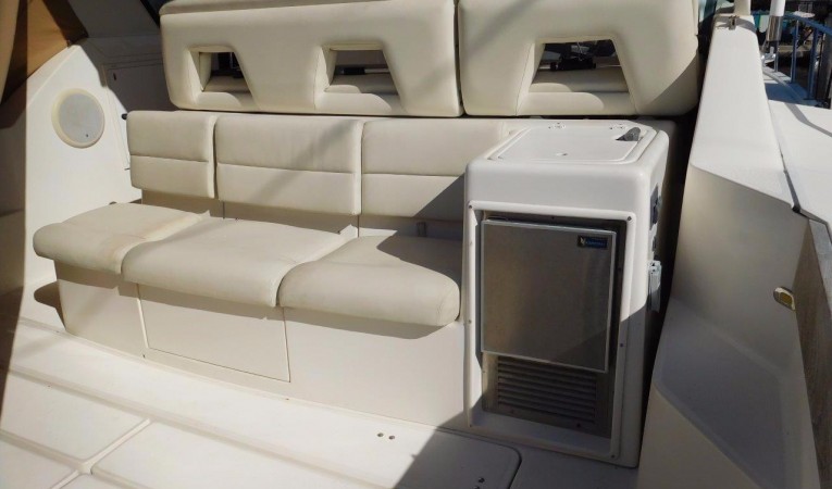 40 Tiara Rear Facing Cockpit Seating and Wet Bar