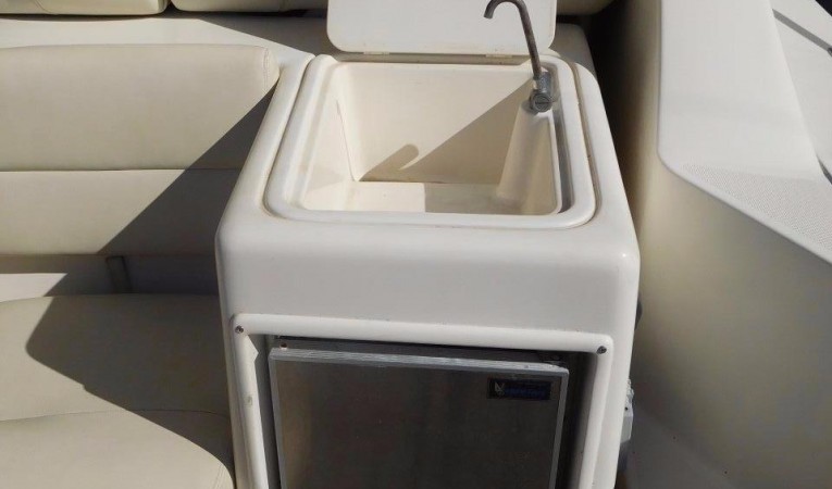 40 Tiara Cockpit Wet Bar and Ice Maker