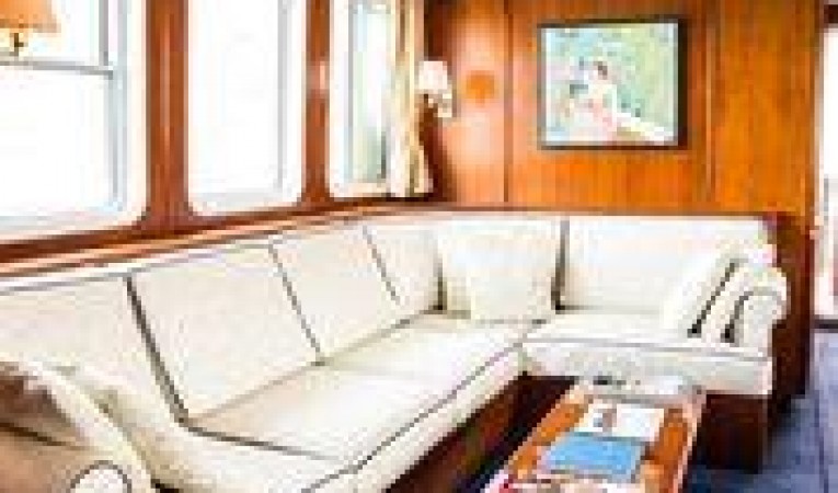 75 Cape Horn Salon, Port