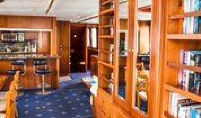 75 Cape Horn Salon, Starboard