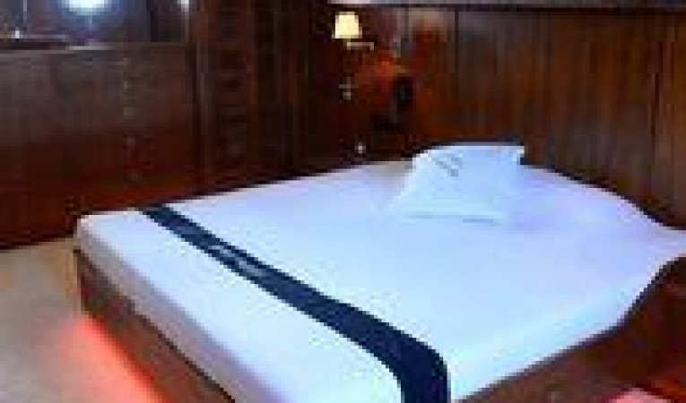 75 Cape Horn Master Stateroom