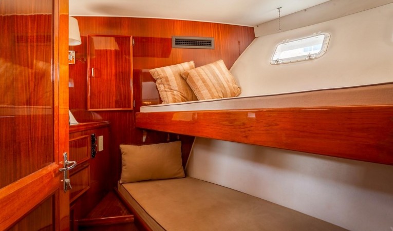 53 Hatteras Forward Cabin