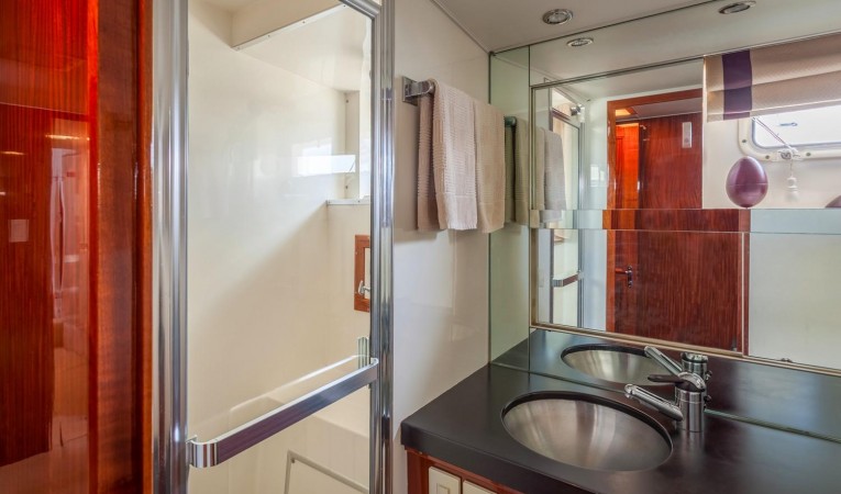 53 Hatteras Master Shower