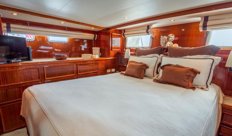 53 Hatteras Master Cabin