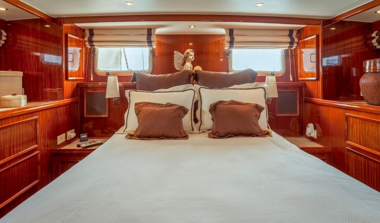 53 Hatteras Master Berth