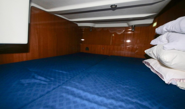 46 Beneteau Port guest cabin