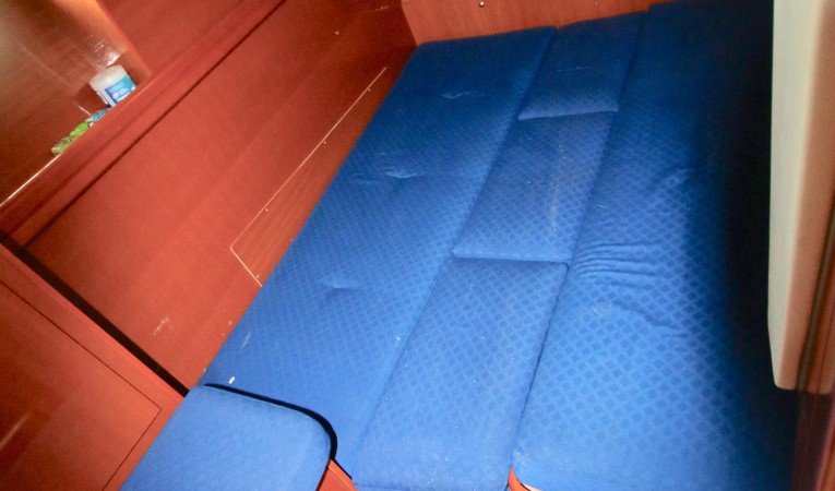 46 Beneteau Starboard guest cabin