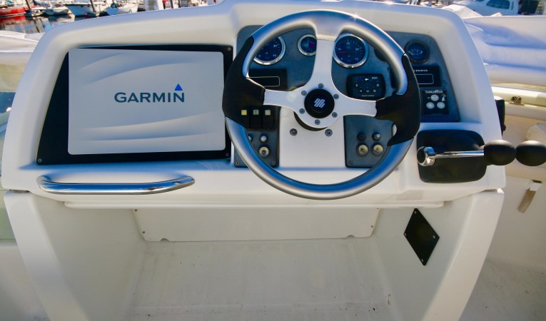 46 Beneteau Upper Helm on flybridge