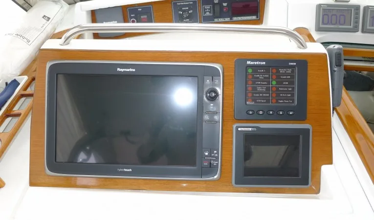 57 Beneteau Raymarine Hybridtouch display