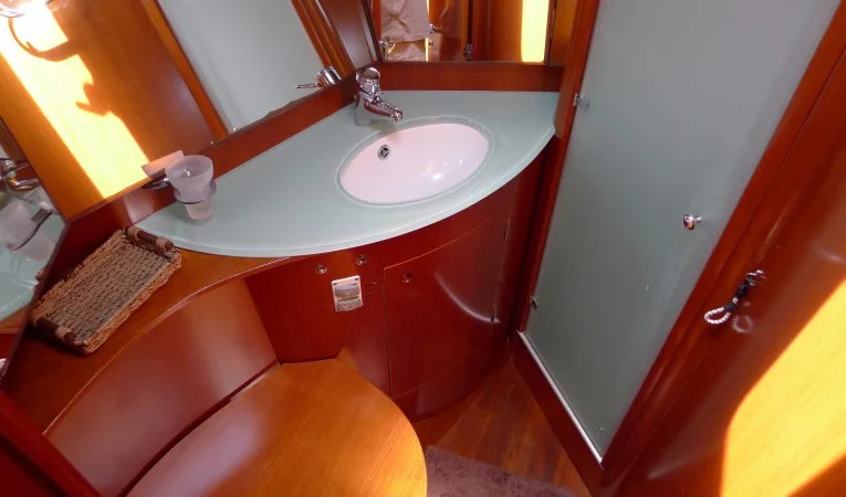 57 Beneteau Forward port head