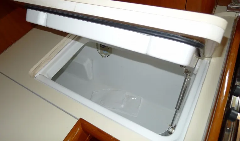 57 Beneteau Refrigerator / freezer 2