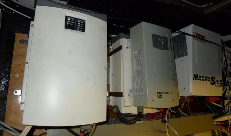 57 Beneteau Battery chargerssss