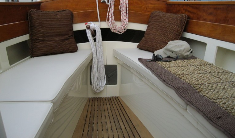 28 Herreshoff Comfortable Cockpit