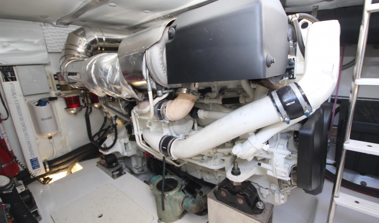 50 Azimut Starboard Engine