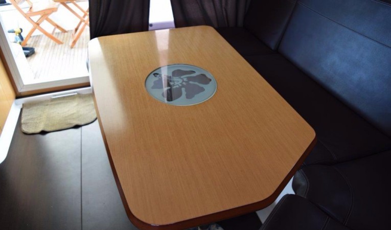 40 Fountaine Pajot Dinette table