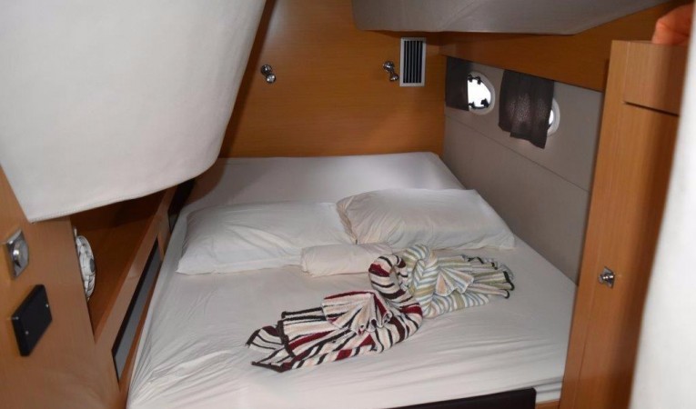 40 Fountaine Pajot Guest stateroom -1