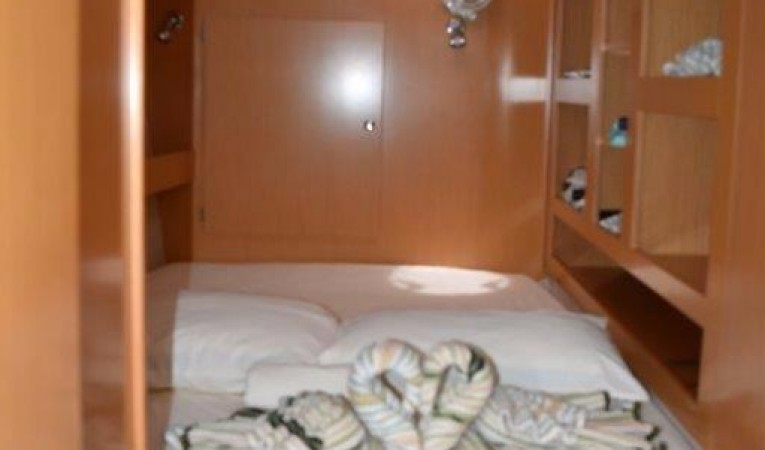 40 Fountaine Pajot Guest Stateroom -2