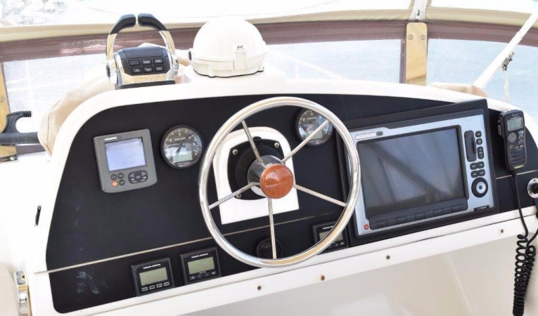 40 Fountaine Pajot Flybridge Helm