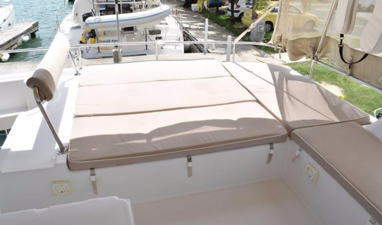 40 Fountaine Pajot Flybridge sun lounger