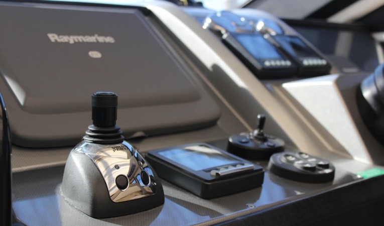 40 Marquis Helm: IPS Joystick