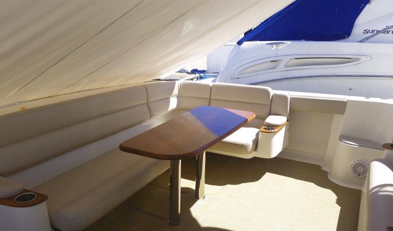 39 Tiara Cockpit With Tablle