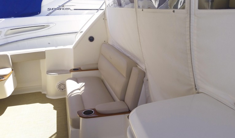 39 Tiara Cockpit Lounge