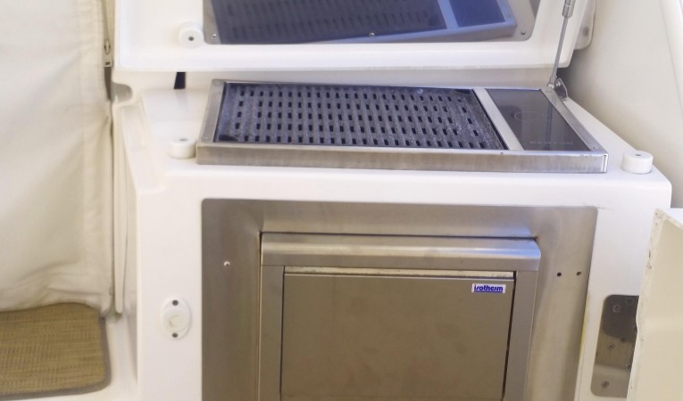 39 Tiara Cockpit Ice Maker and Grill