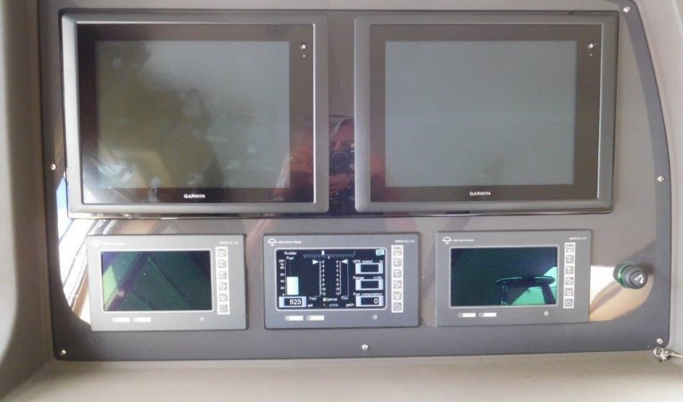 63 Ferretti Yachts Wheelhouse Electronics