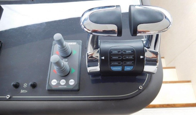 63 Ferretti Yachts Wheelhouse Engine Controls
