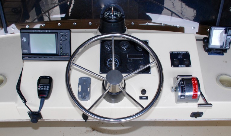 31 Camano Flybridge Helm