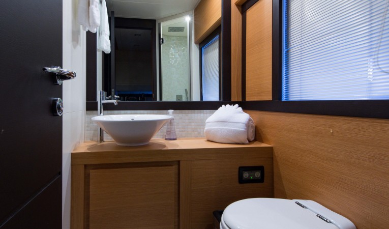 64 Pershing Guest Head