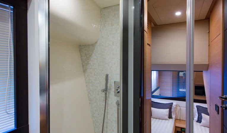 64 Pershing Guest Head