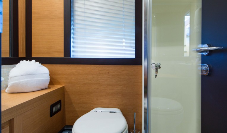 64 Pershing Guest Head