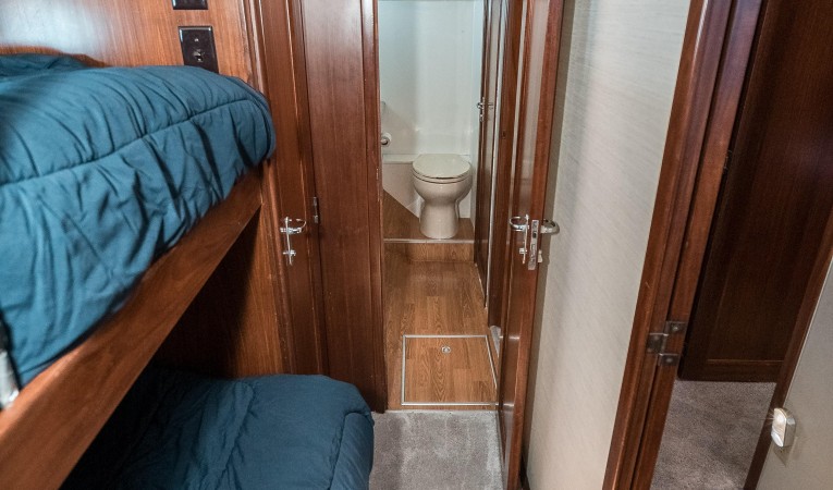 52 Hatteras Guest Stateroom Midship Port