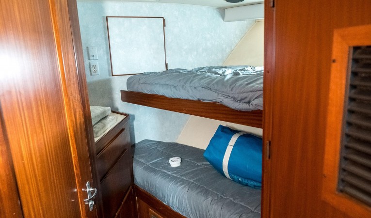 52 Hatteras Fwd Stateroom