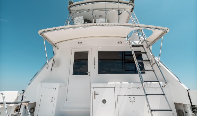52 Hatteras Cockpit Fwd