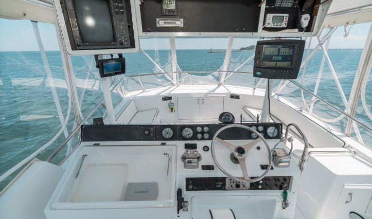 52 Hatteras Helm 1