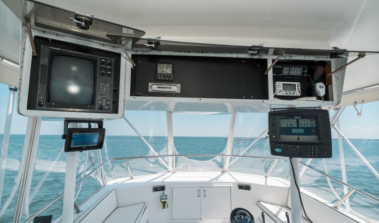 52 Hatteras Helm 3