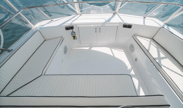 52 Hatteras Flybridge Seating 1