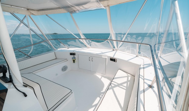 52 Hatteras Flybridge Seating 2