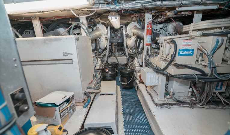 52 Hatteras Engineroom