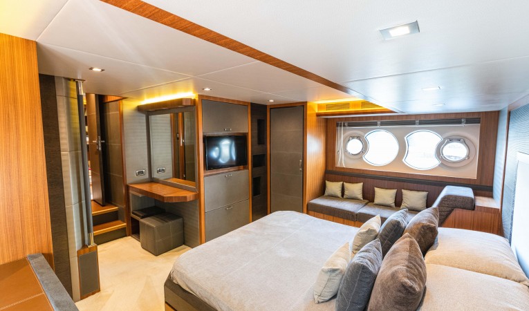 65 Monte Carlo Yachts 