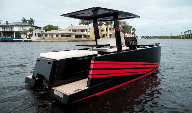 23 De Antonio Yachts 