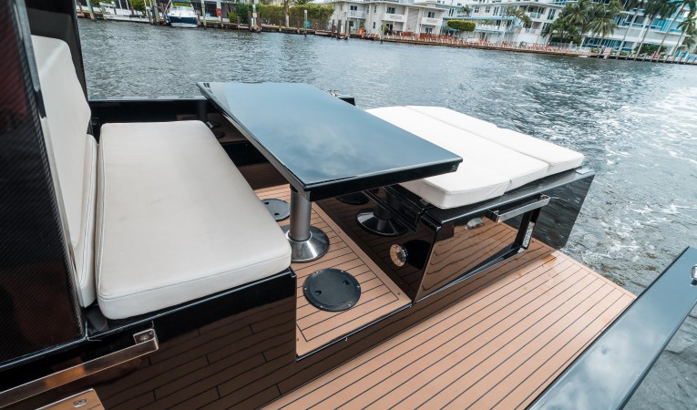 23 De Antonio Yachts 