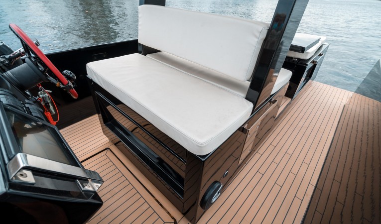 23 De Antonio Yachts 