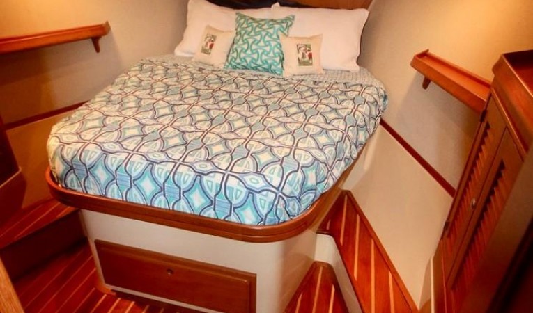 45 Island Packet Forward cabin