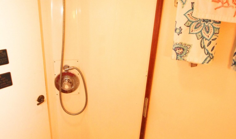 35 Ocean Yachts Head with Shower Sprayer