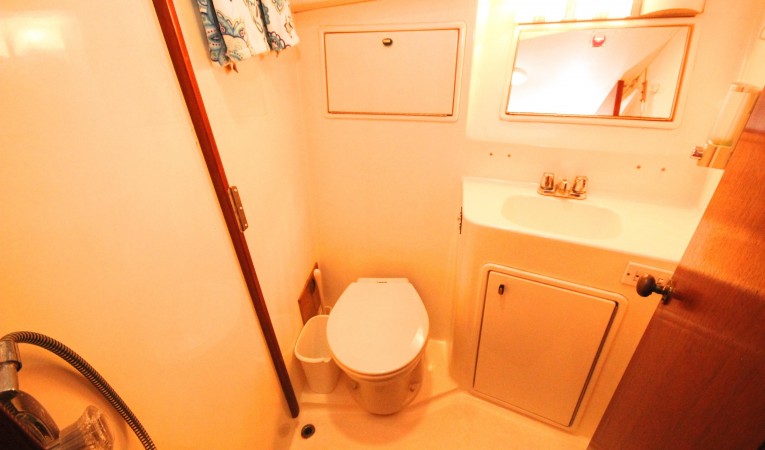 35 Ocean Yachts Head