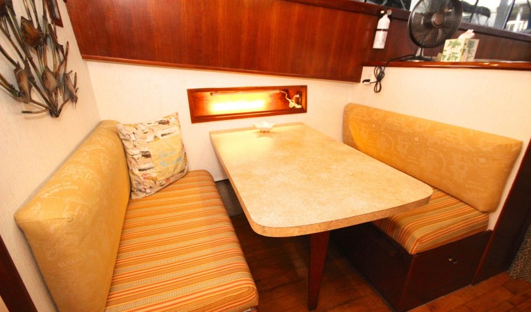 35 Ocean Yachts Dinette 1